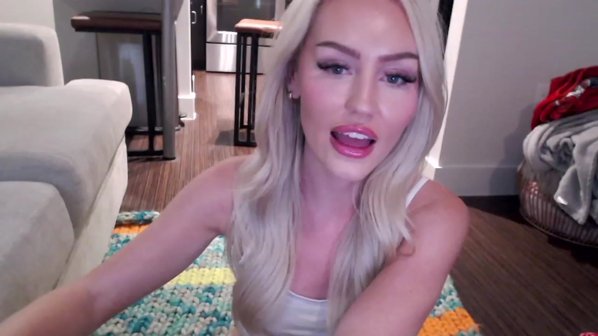 Gallery image thumbnail from Officialelsa's myfreecams stream on, 04/03/2023, 07:37 image 3 of 20