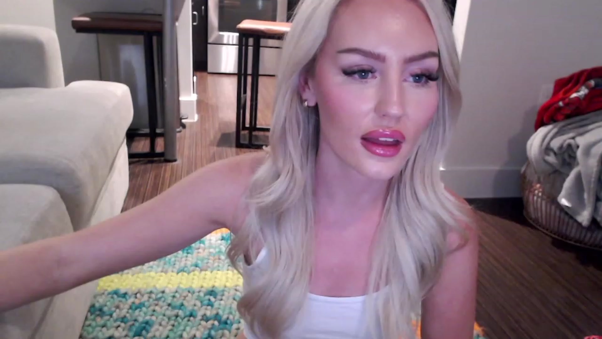 Gallery image thumbnail from Officialelsa's myfreecams stream on, 04/03/2023, 07:37 image 6 of 20