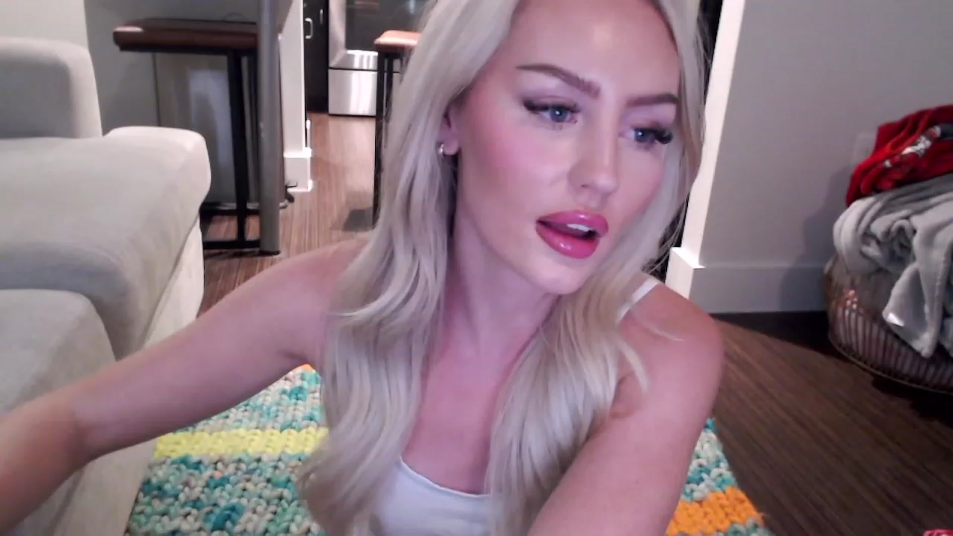 Gallery image thumbnail from Officialelsa's myfreecams stream on, 04/03/2023, 07:37 image 1 of 20