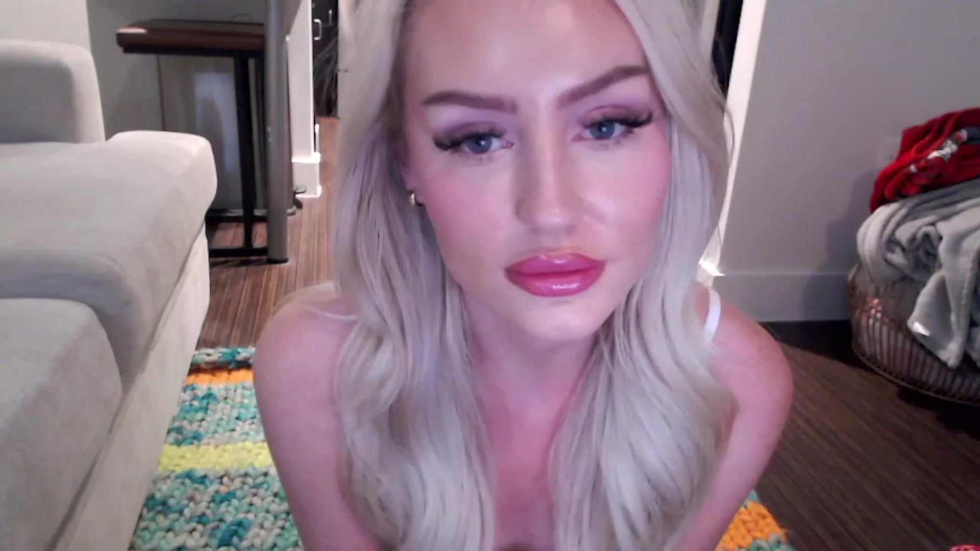 Gallery image thumbnail from Officialelsa's myfreecams stream on, 04/03/2023, 07:37 image 2 of 20