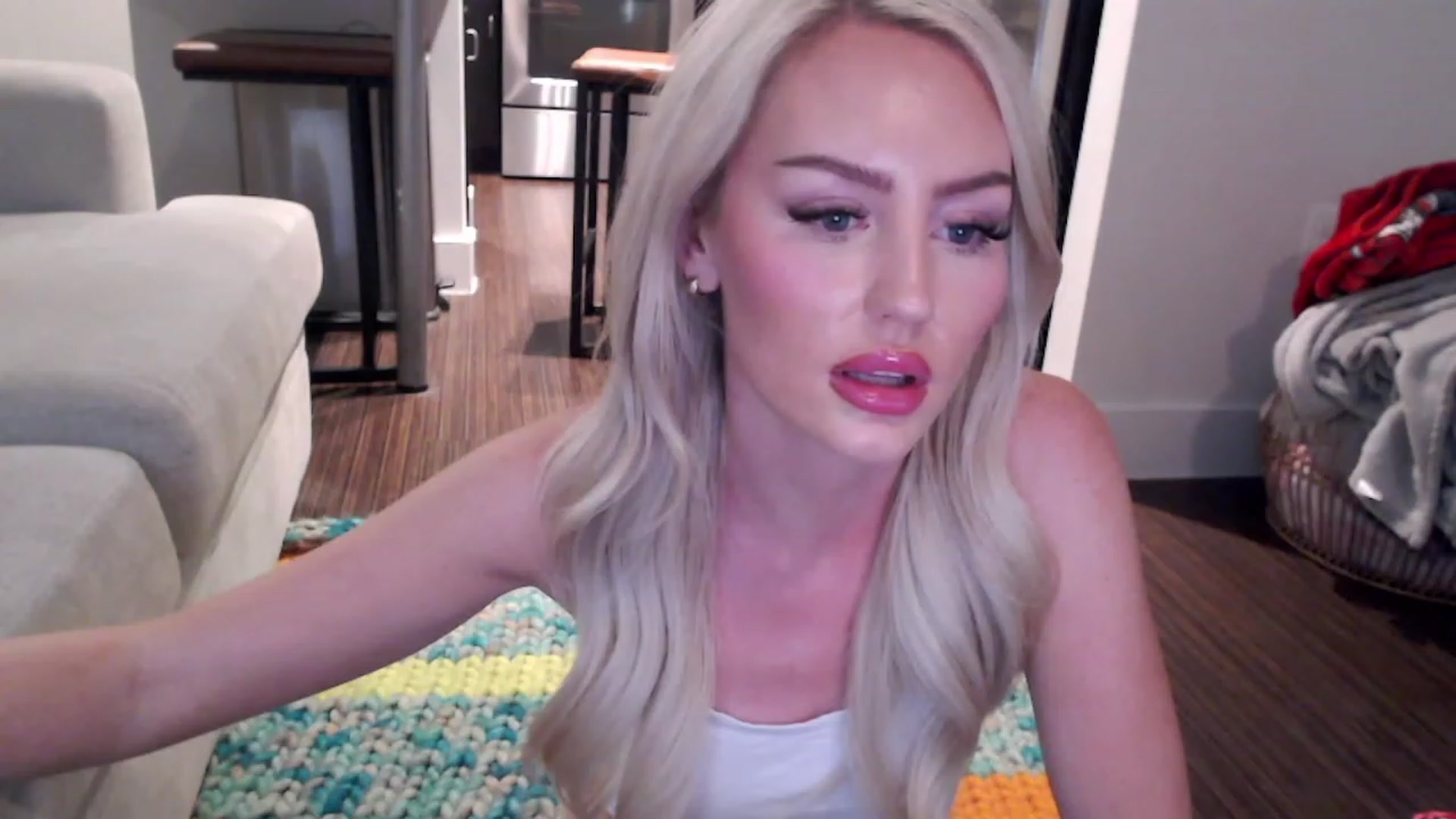 Gallery image thumbnail from Officialelsa's myfreecams stream on, 04/03/2023, 07:37 image 9 of 20