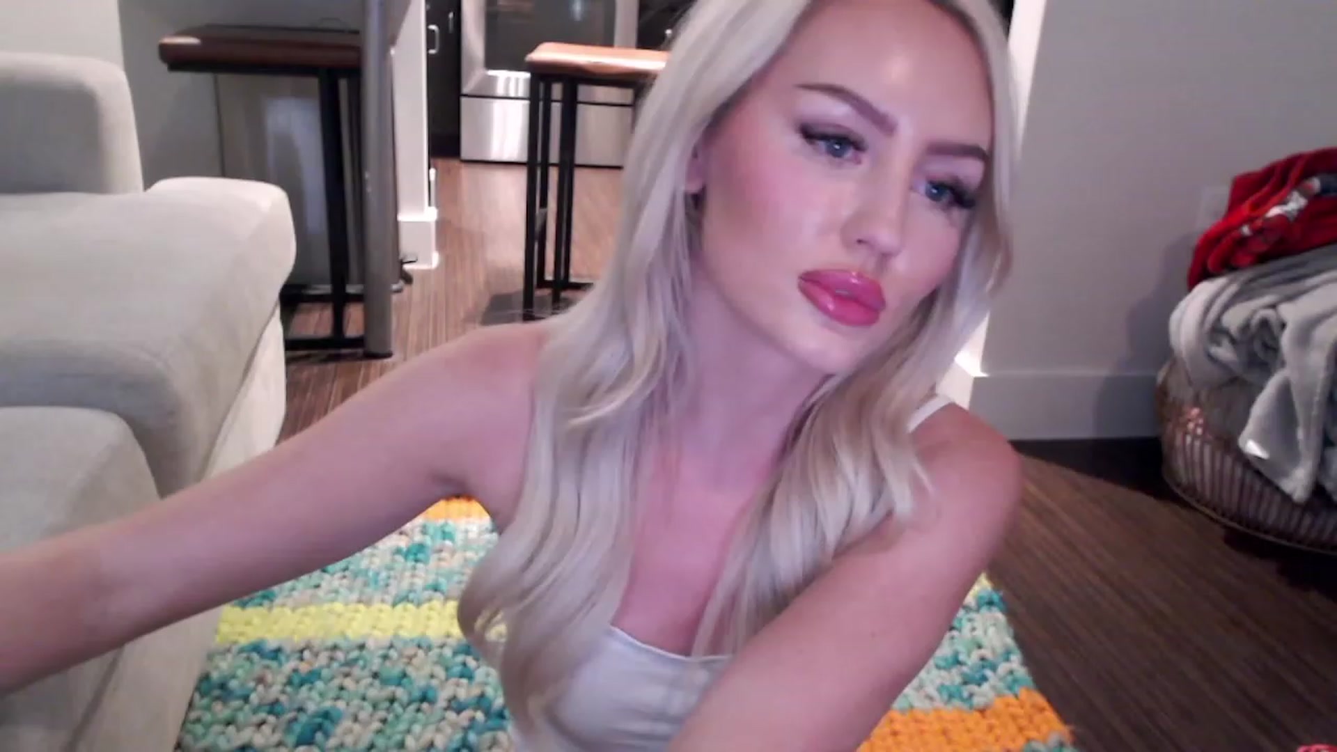 Gallery image thumbnail from Officialelsa's myfreecams stream on, 04/03/2023, 07:37 image 7 of 20