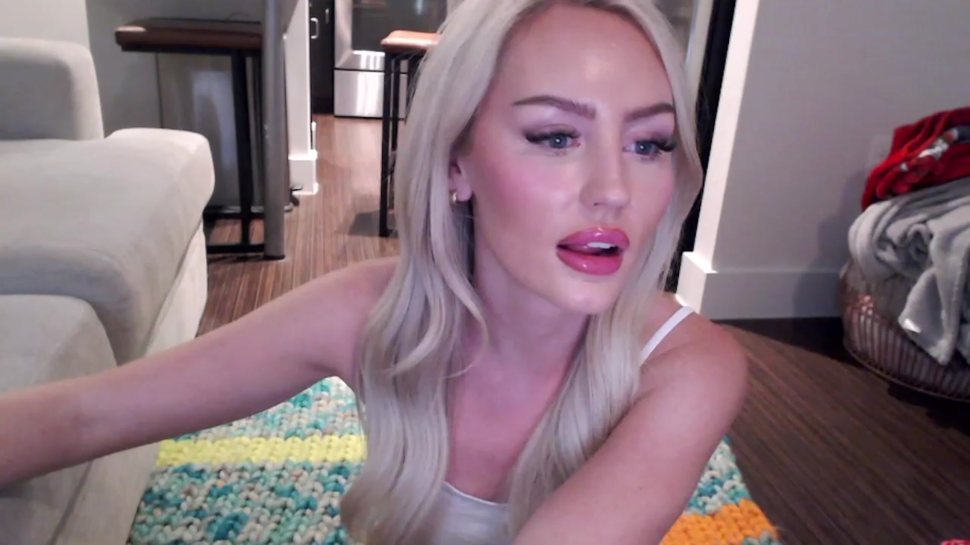 Gallery image thumbnail from Officialelsa's myfreecams stream on, 04/03/2023, 07:37 image 10 of 20