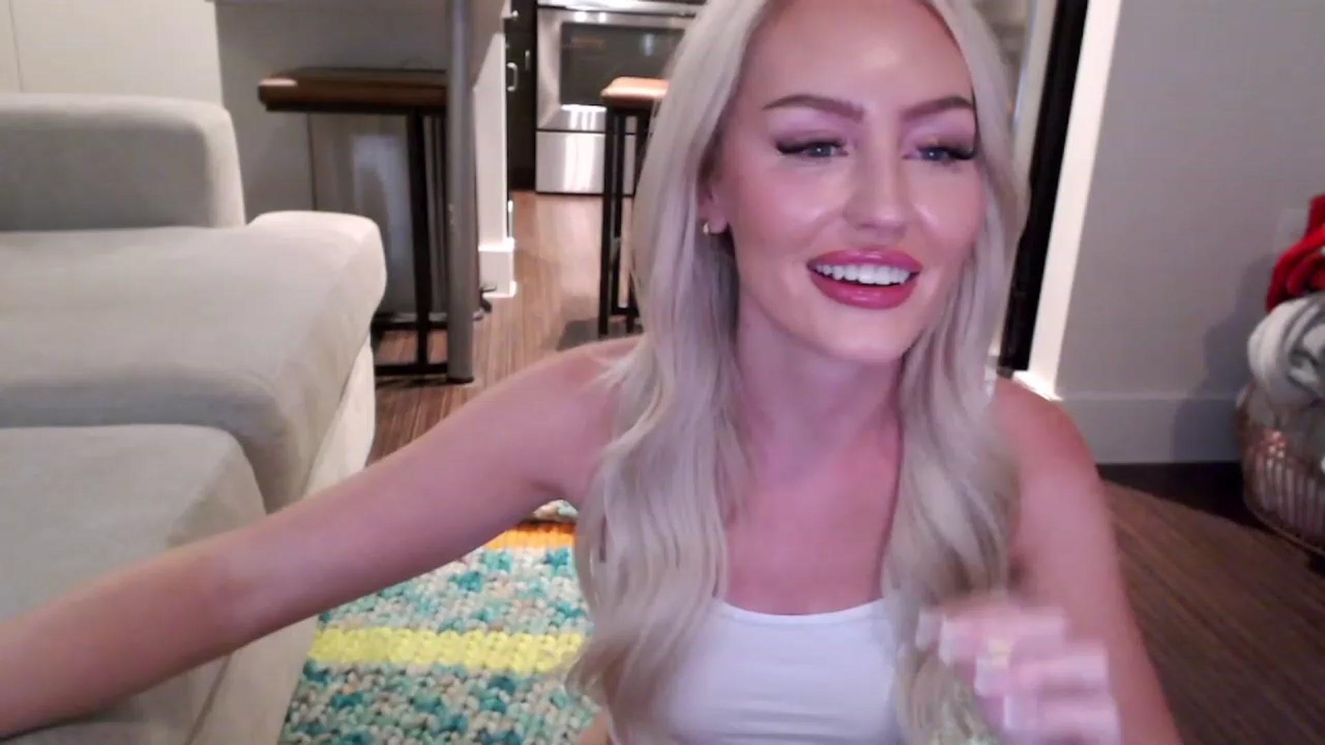 Gallery image thumbnail from Officialelsa's myfreecams stream on, 04/03/2023, 08:52 image 9 of 20