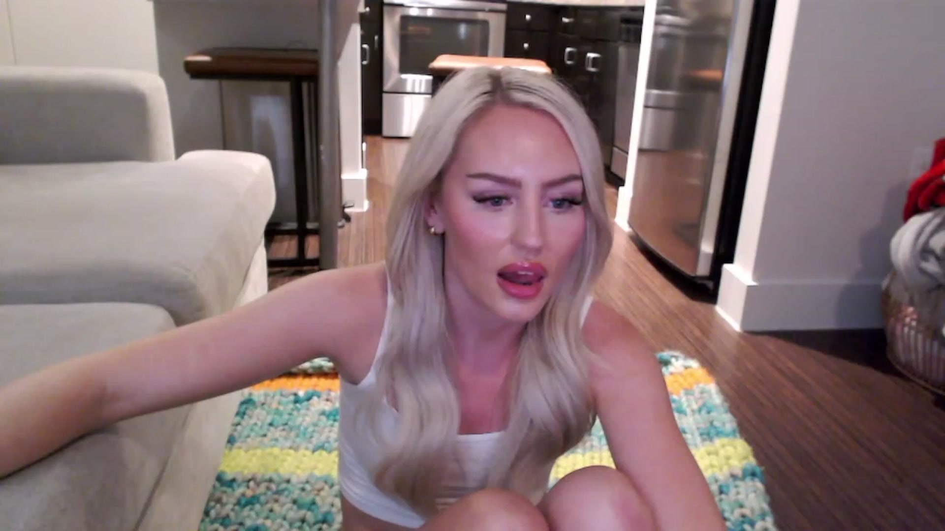 Gallery image thumbnail from Officialelsa's myfreecams stream on, 04/03/2023, 08:52 image 12 of 20
