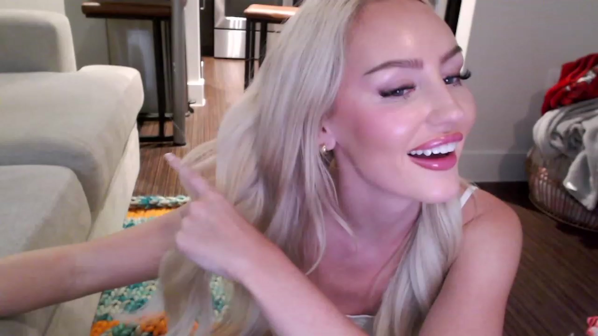 Gallery image thumbnail from Officialelsa's myfreecams stream on, 04/03/2023, 08:52 image 2 of 20