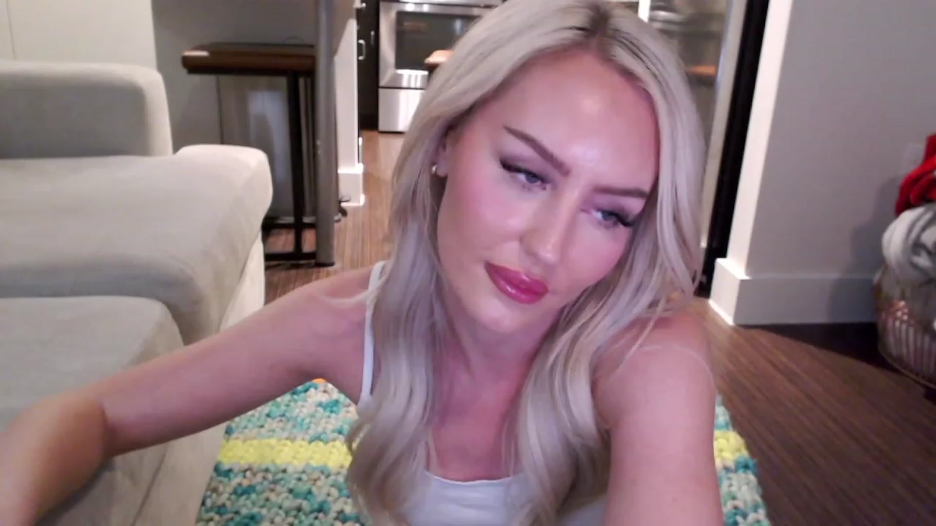 Gallery image thumbnail from Officialelsa's myfreecams stream on, 04/03/2023, 08:52 image 10 of 20