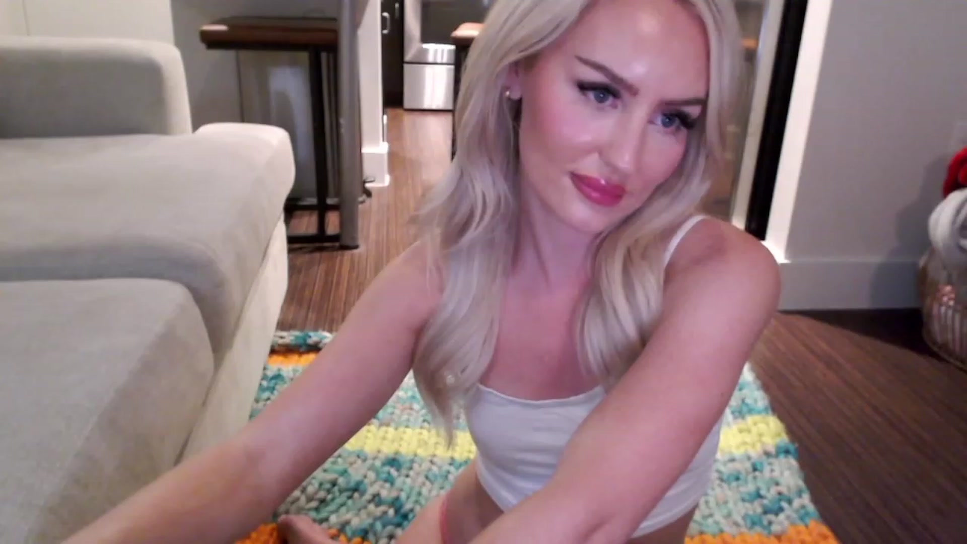 Gallery image thumbnail from Officialelsa's myfreecams stream on, 04/03/2023, 08:52 image 6 of 20