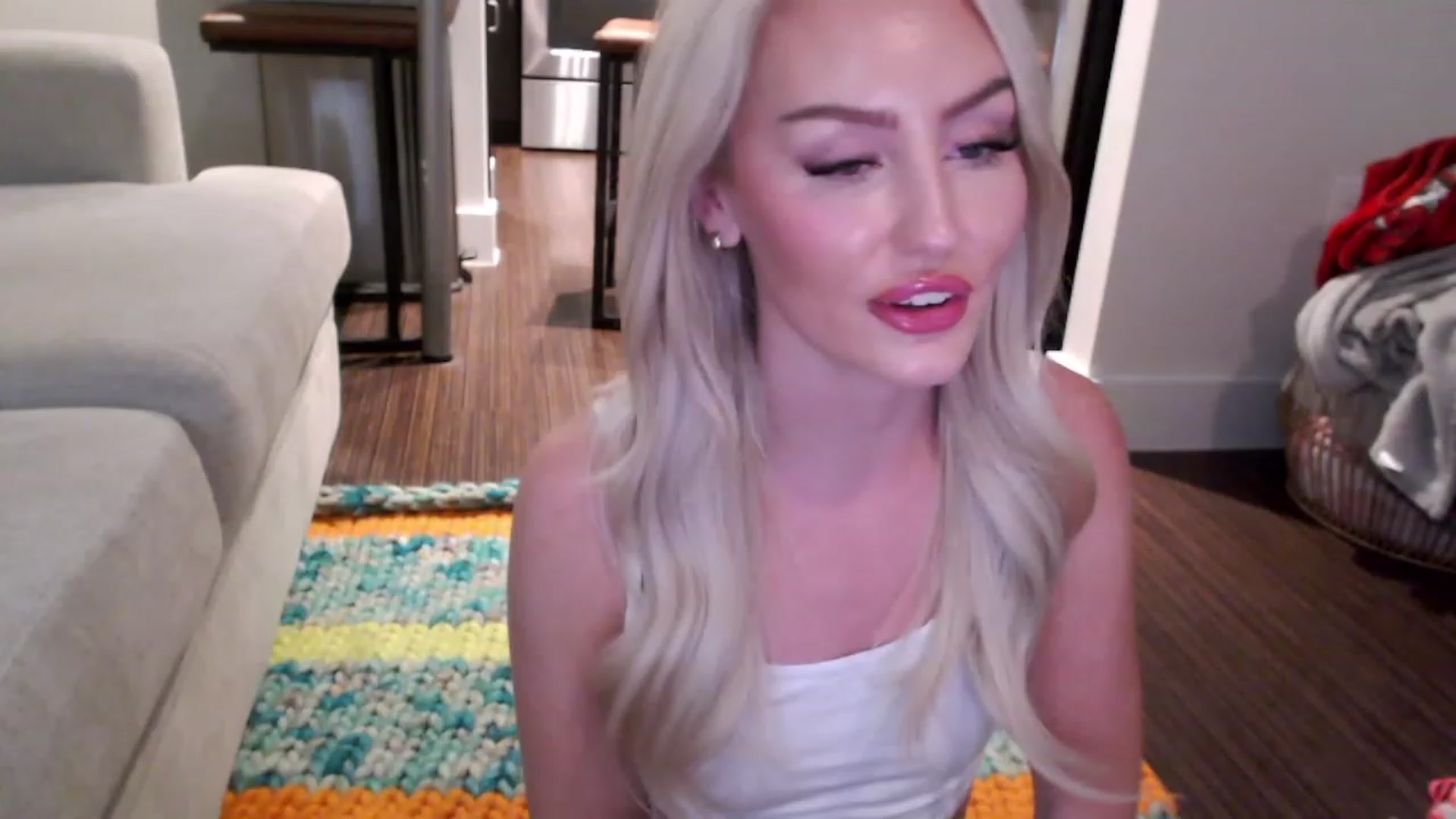 Gallery image thumbnail from Officialelsa's myfreecams stream on, 04/03/2023, 08:52 image 1 of 20