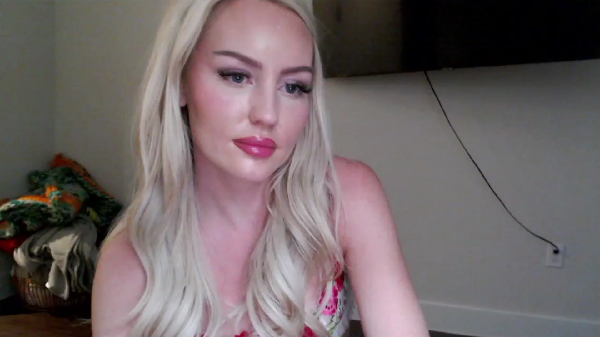 Gallery image thumbnail from Officialelsa's myfreecams stream on, 04/04/2023, 05:41 image 17 of 20