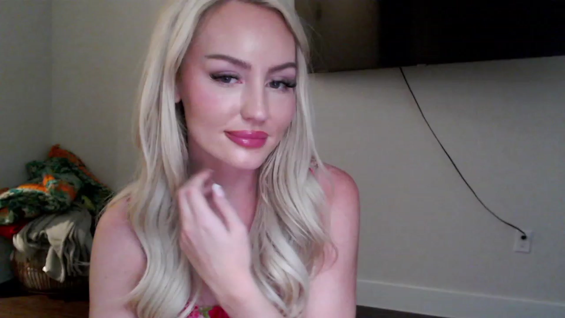 Gallery image thumbnail from Officialelsa's myfreecams stream on, 04/04/2023, 05:41 image 18 of 20