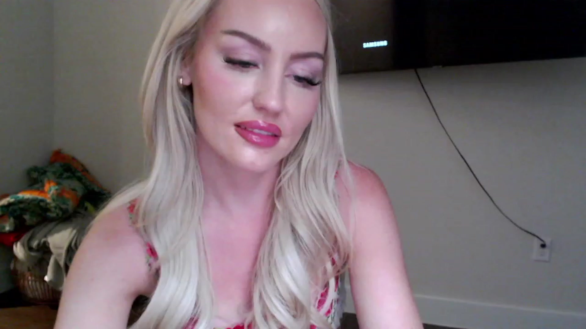 Gallery image thumbnail from Officialelsa's myfreecams stream on, 04/04/2023, 05:41 image 16 of 20