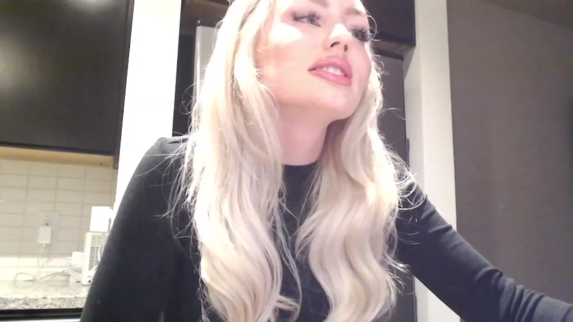 Gallery image thumbnail from Officialelsa's myfreecams stream on, 04/05/2023, 03:10 image 16 of 20