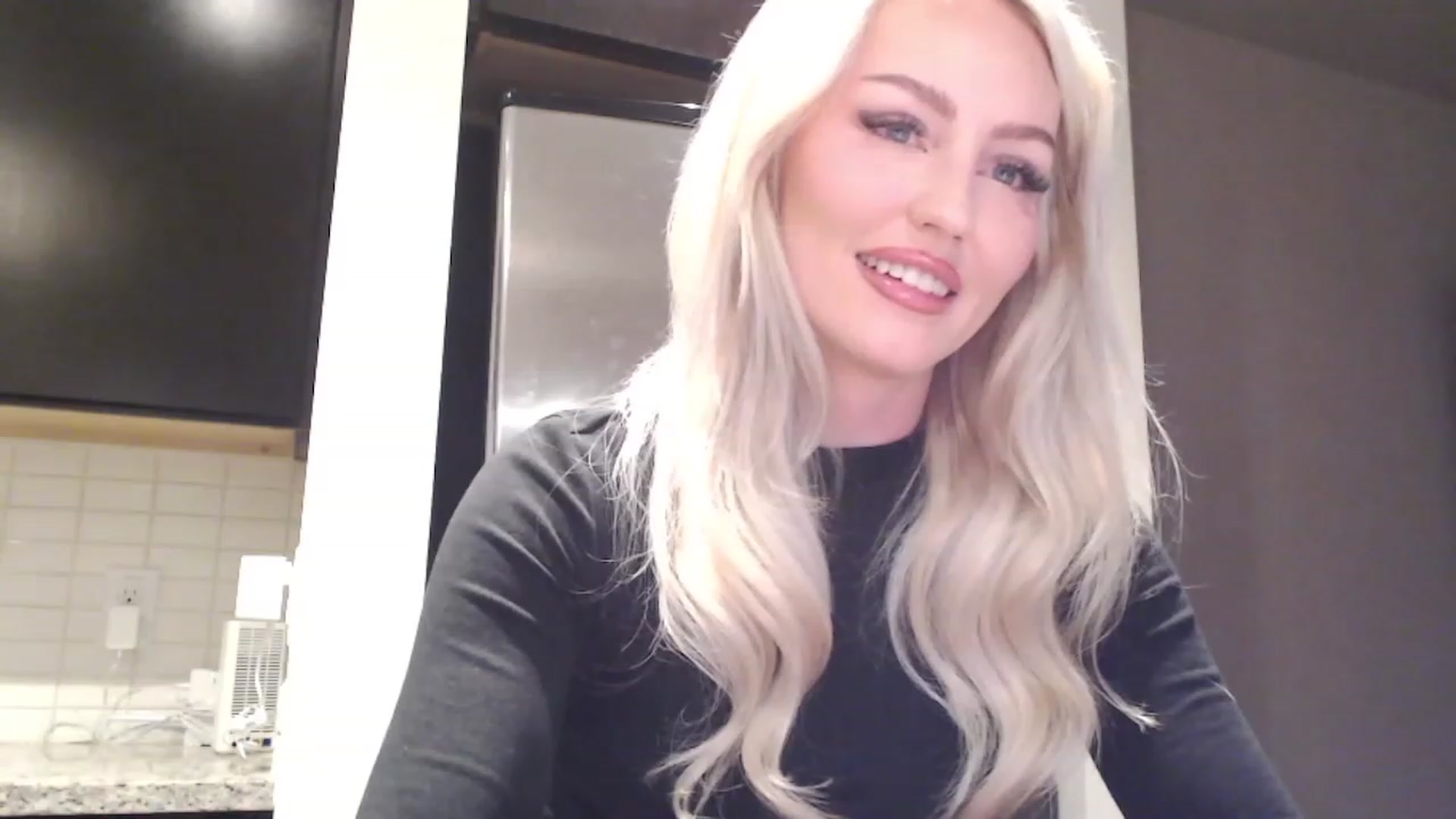 Gallery image thumbnail from Officialelsa's myfreecams stream on, 04/05/2023, 03:10 image 11 of 20