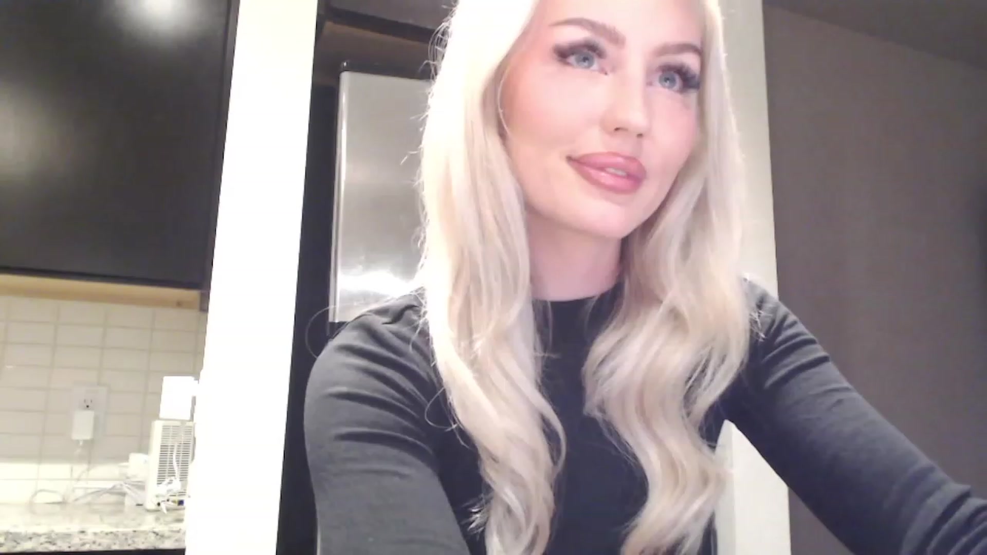 Gallery image thumbnail from Officialelsa's myfreecams stream on, 04/05/2023, 03:10 image 7 of 20