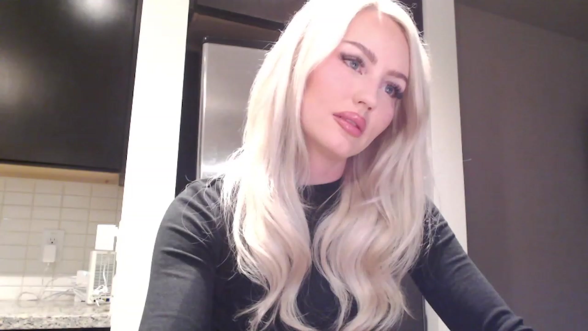 Gallery image thumbnail from Officialelsa's myfreecams stream on, 04/05/2023, 03:10 image 10 of 20