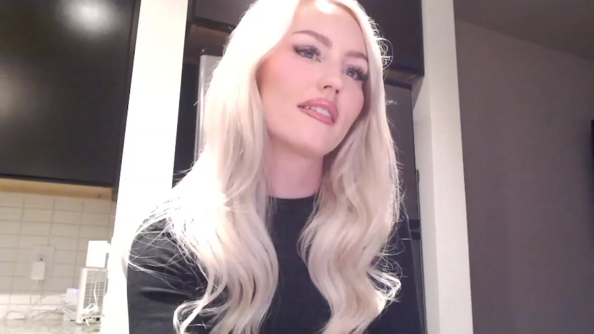 Gallery image thumbnail from Officialelsa's myfreecams stream on, 04/05/2023, 03:10 image 14 of 20