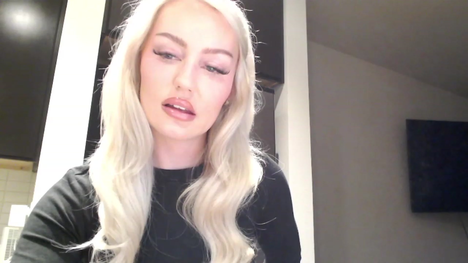 Gallery image thumbnail from Officialelsa's myfreecams stream on, 04/05/2023, 03:10 image 4 of 20