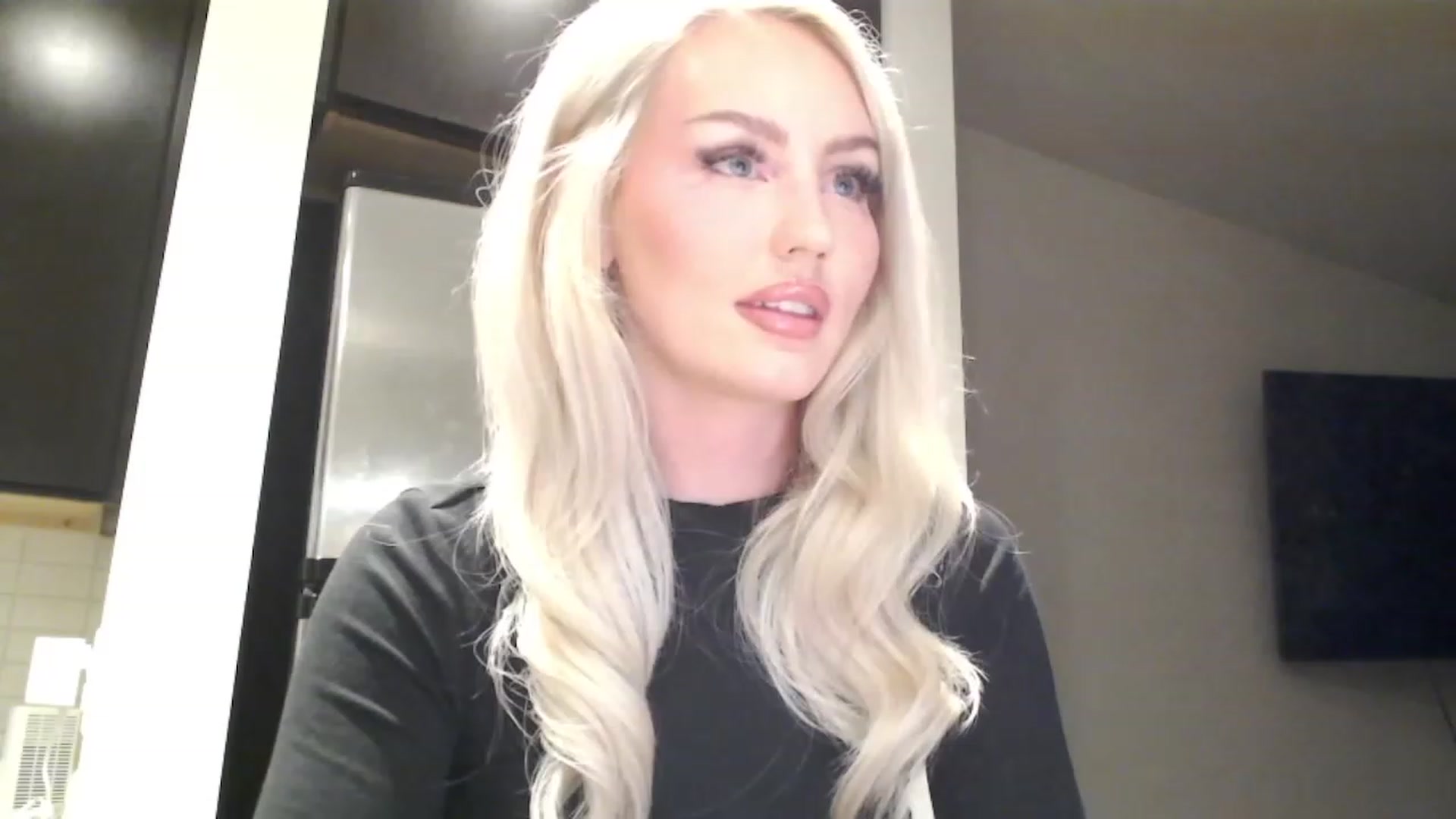 Gallery image thumbnail from Officialelsa's myfreecams stream on, 04/05/2023, 03:10 image 3 of 20