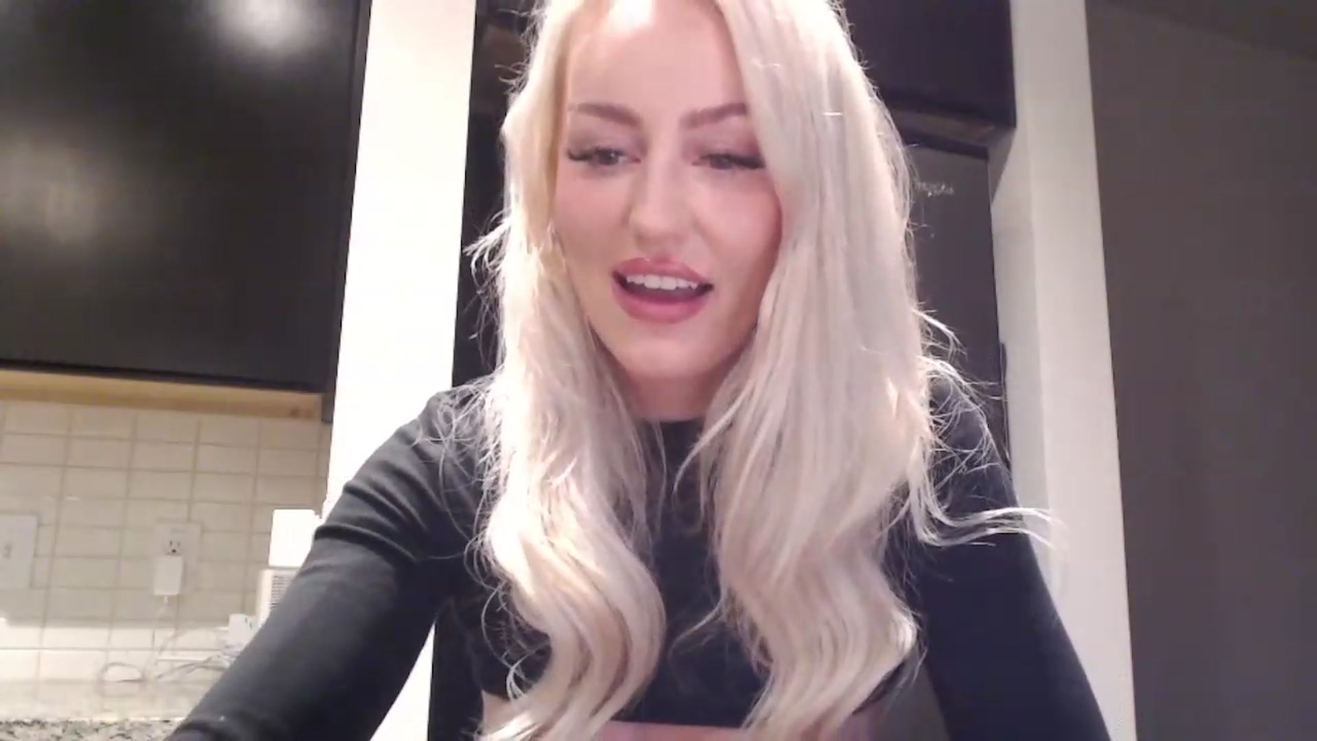 Gallery image thumbnail from Officialelsa's myfreecams stream on, 04/05/2023, 04:27 image 17 of 20