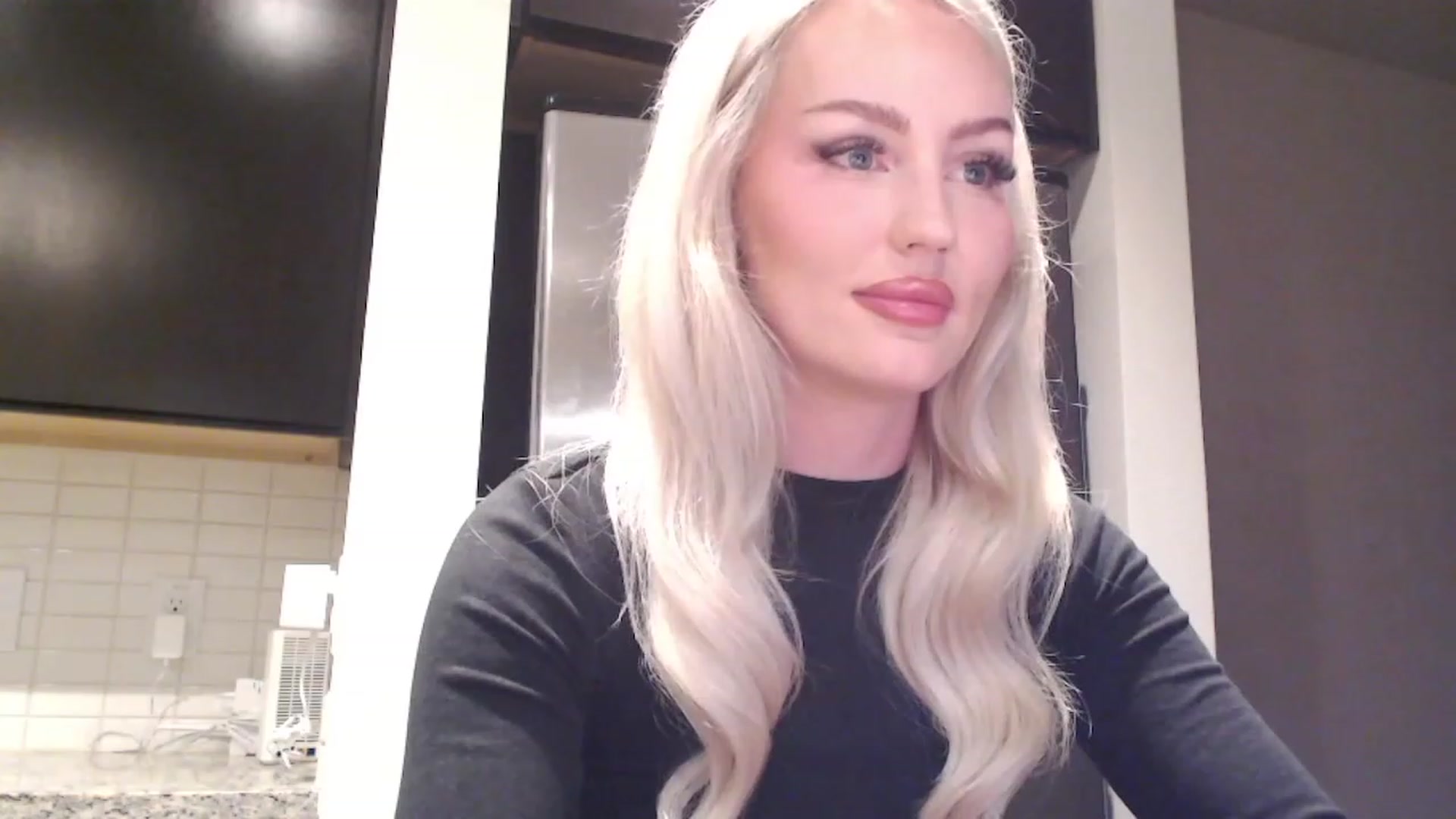 Gallery image thumbnail from Officialelsa's myfreecams stream on, 04/05/2023, 04:27 image 4 of 20