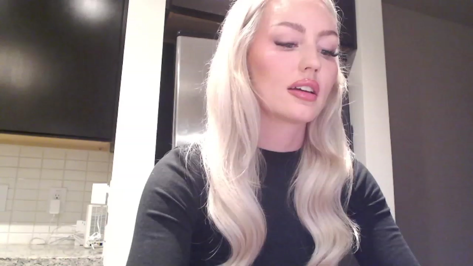 Gallery image thumbnail from Officialelsa's myfreecams stream on, 04/05/2023, 04:27 image 2 of 20