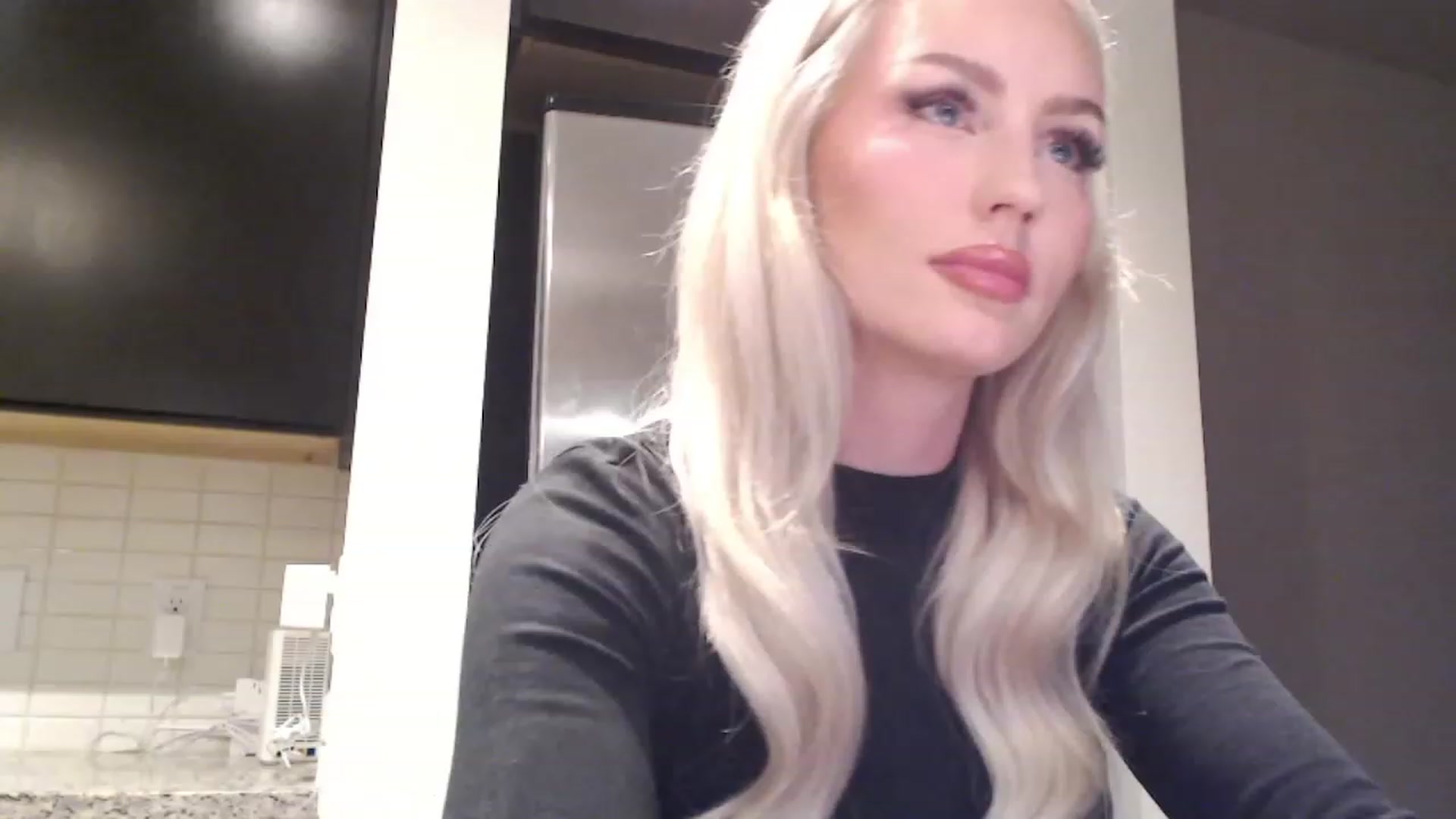 Gallery image thumbnail from Officialelsa's myfreecams stream on, 04/05/2023, 04:27 image 3 of 20
