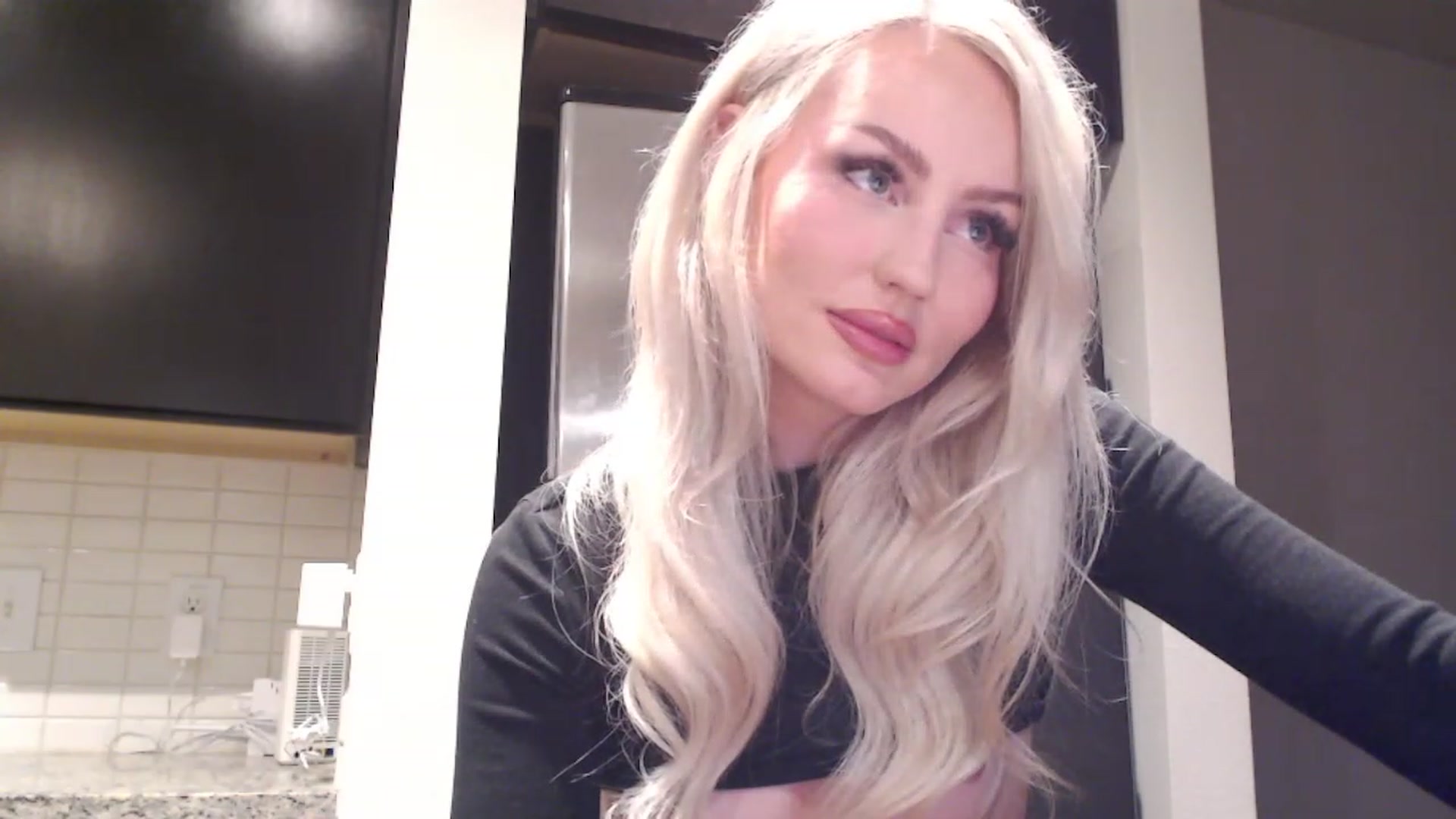 Gallery image thumbnail from Officialelsa's myfreecams stream on, 04/05/2023, 04:27 image 18 of 20