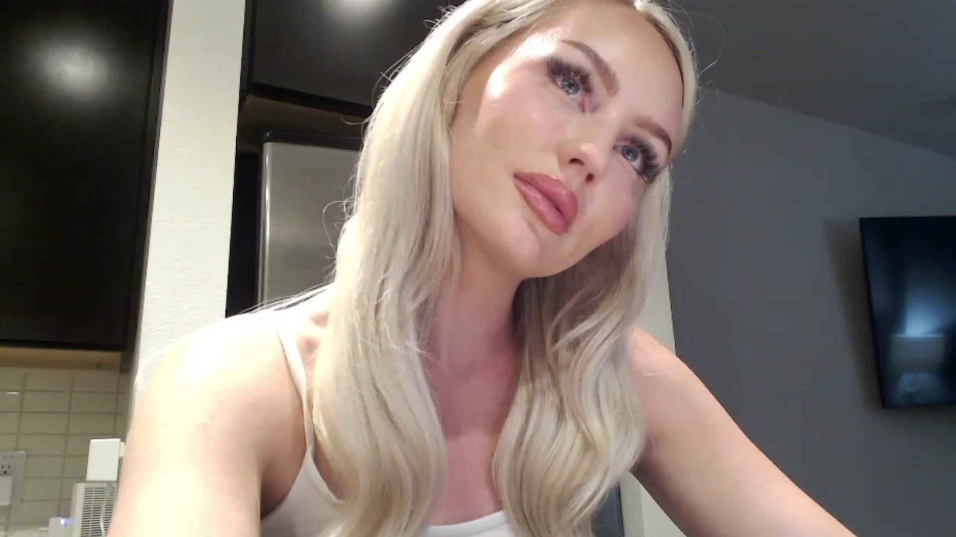 Gallery image thumbnail from Officialelsa's myfreecams stream on, 04/05/2023, 09:38 image 4 of 20