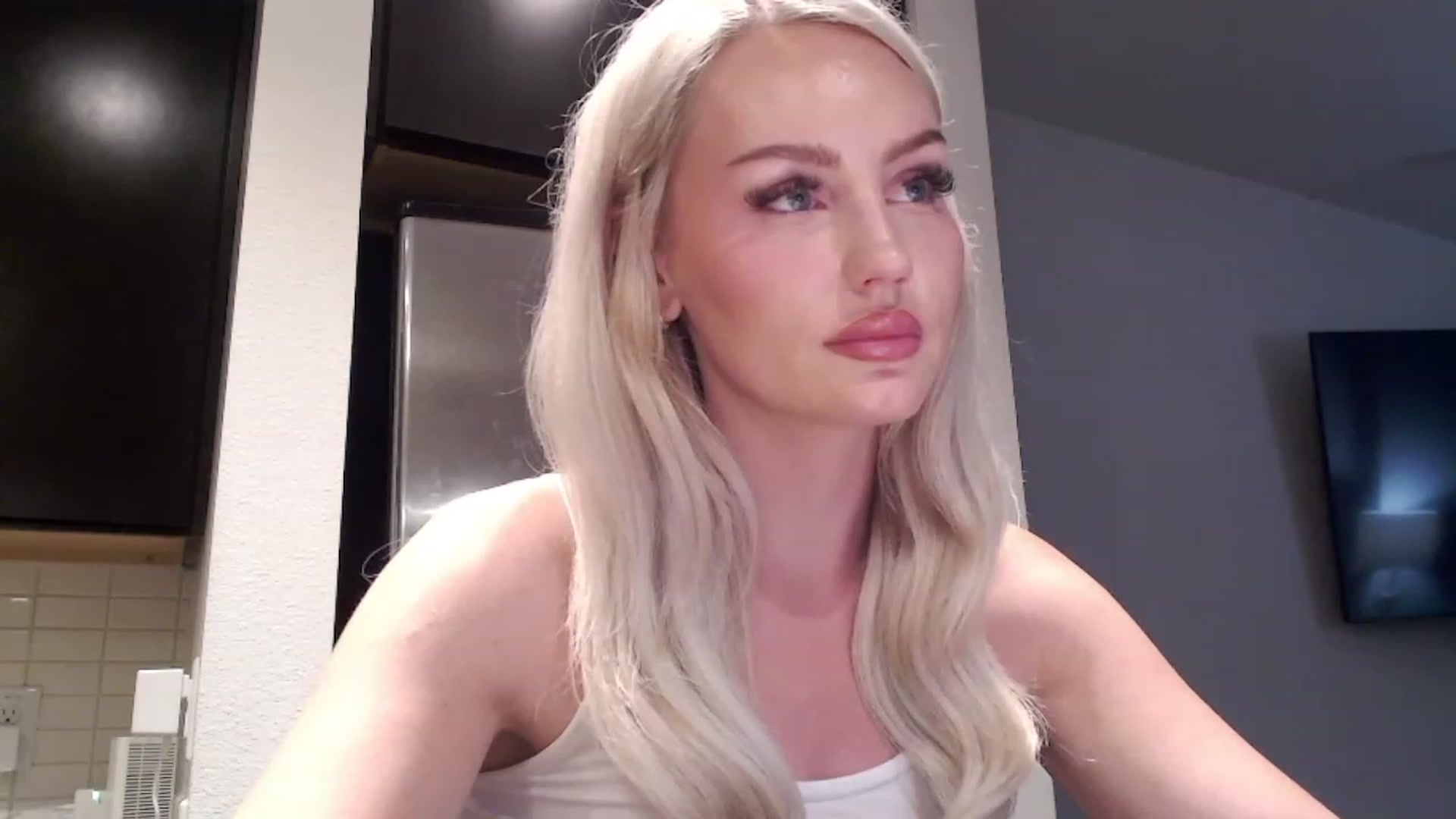 Gallery image thumbnail from Officialelsa's myfreecams stream on, 04/05/2023, 09:38 image 6 of 20