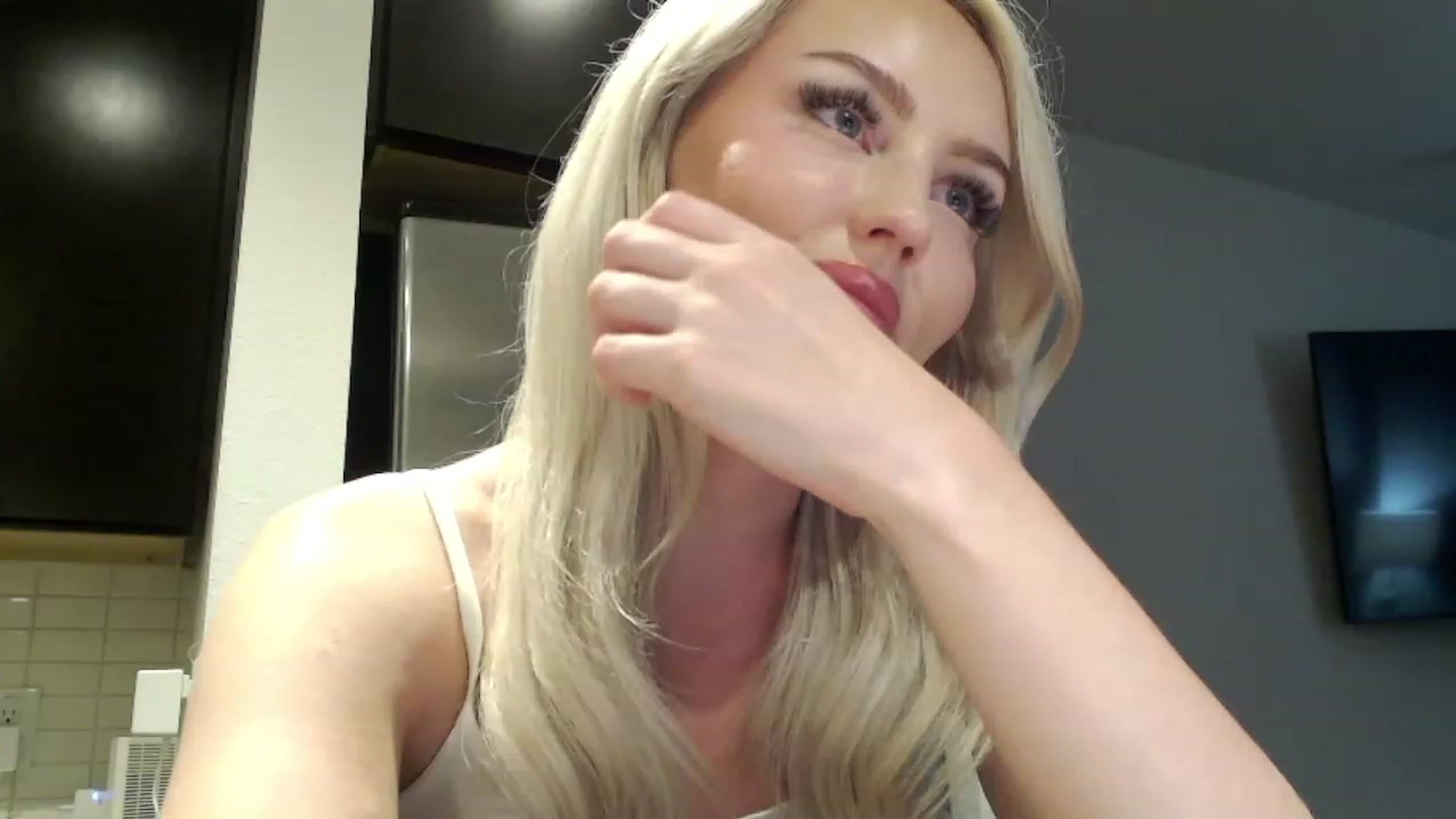 Gallery image thumbnail from Officialelsa's myfreecams stream on, 04/05/2023, 09:38 image 13 of 20