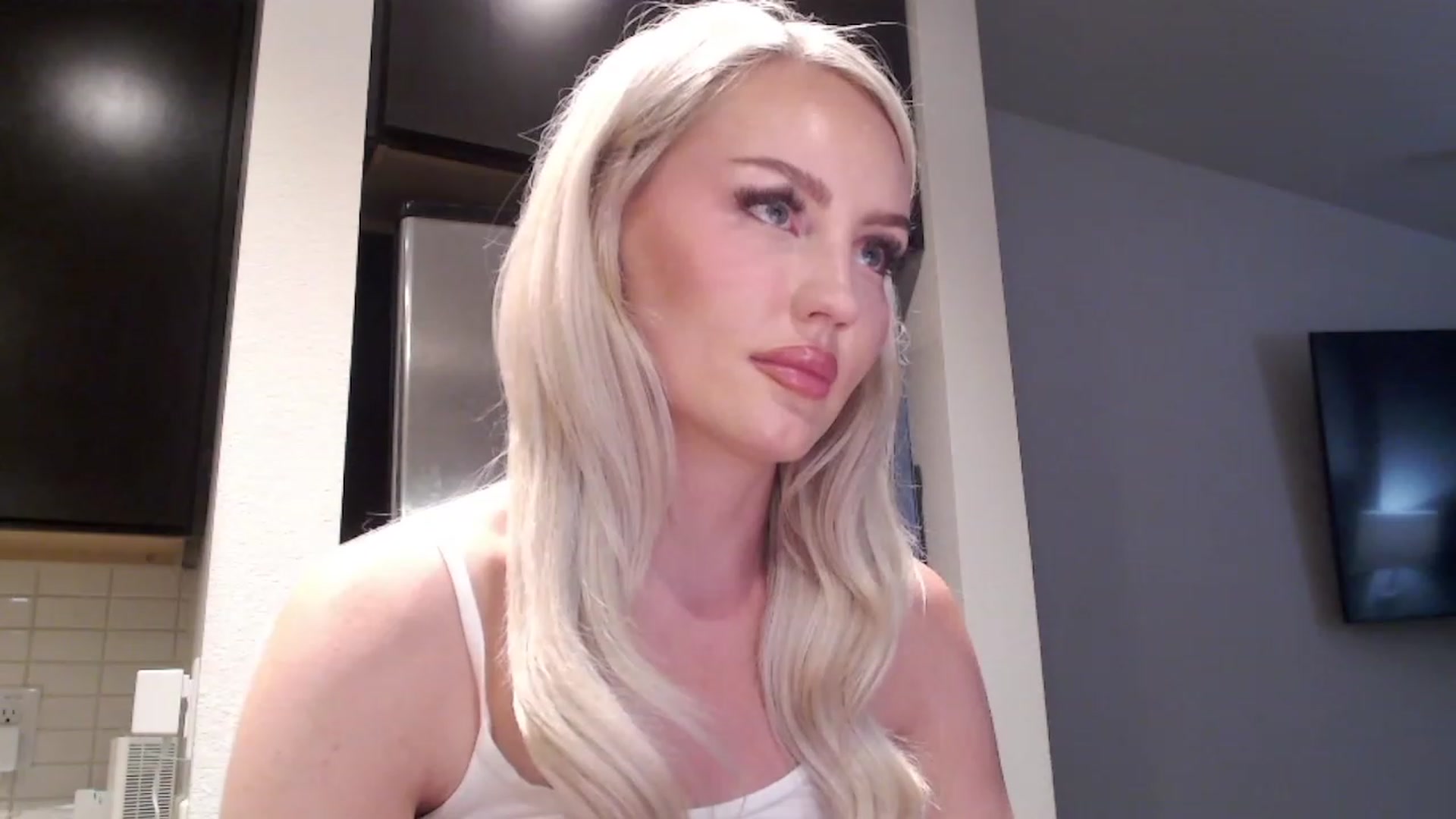 Gallery image thumbnail from Officialelsa's myfreecams stream on, 04/05/2023, 09:38 image 10 of 20