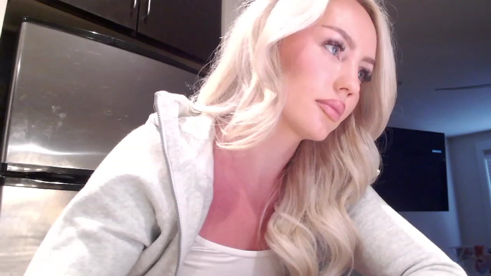 Gallery image thumbnail from Officialelsa's myfreecams stream on, 04/22/2023, 22:55 image 9 of 20