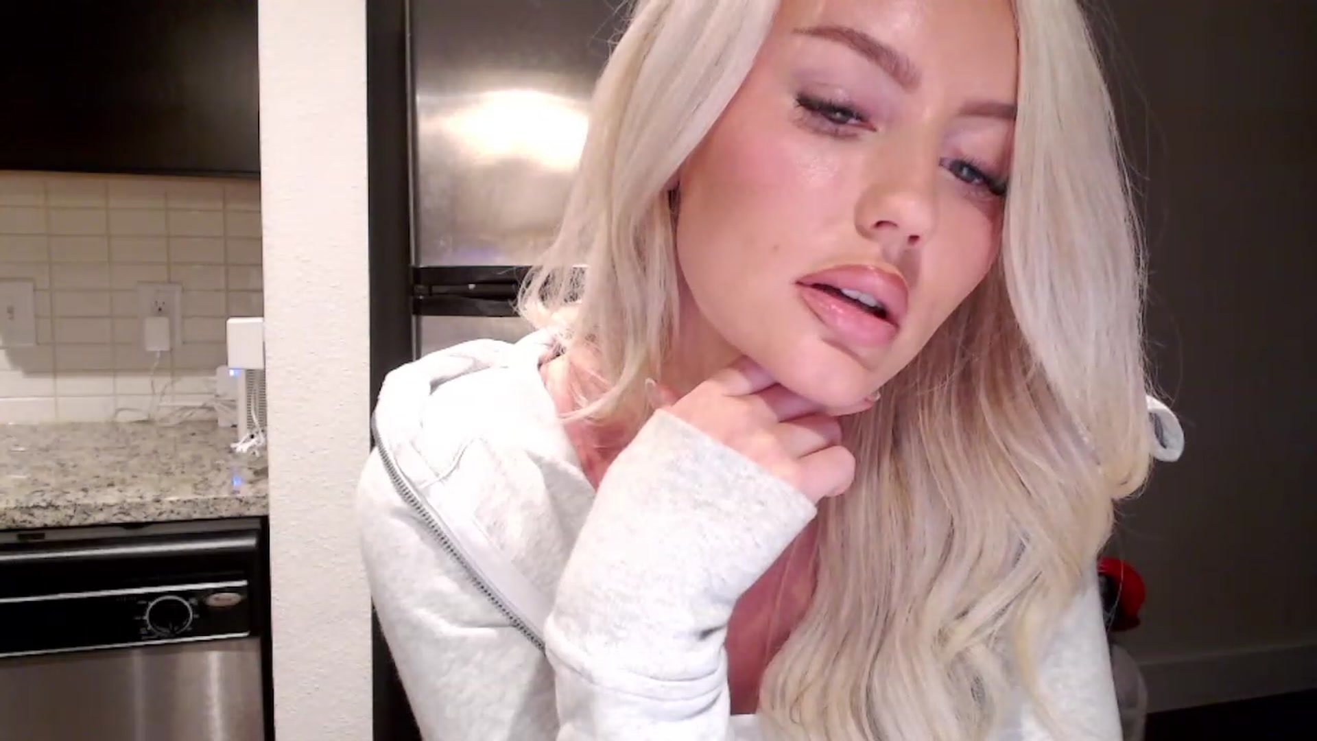 Gallery image thumbnail from Officialelsa's myfreecams stream on, 04/22/2023, 22:55 image 14 of 20