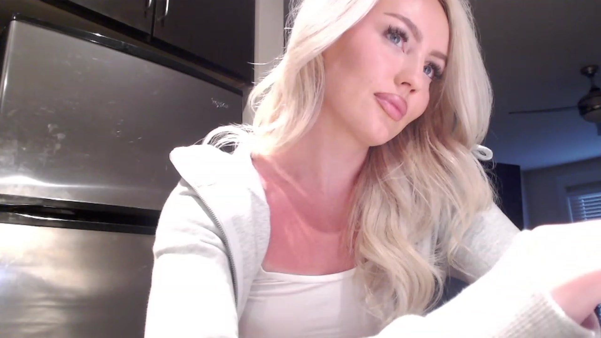 Gallery image thumbnail from Officialelsa's myfreecams stream on, 04/22/2023, 22:55 image 19 of 20