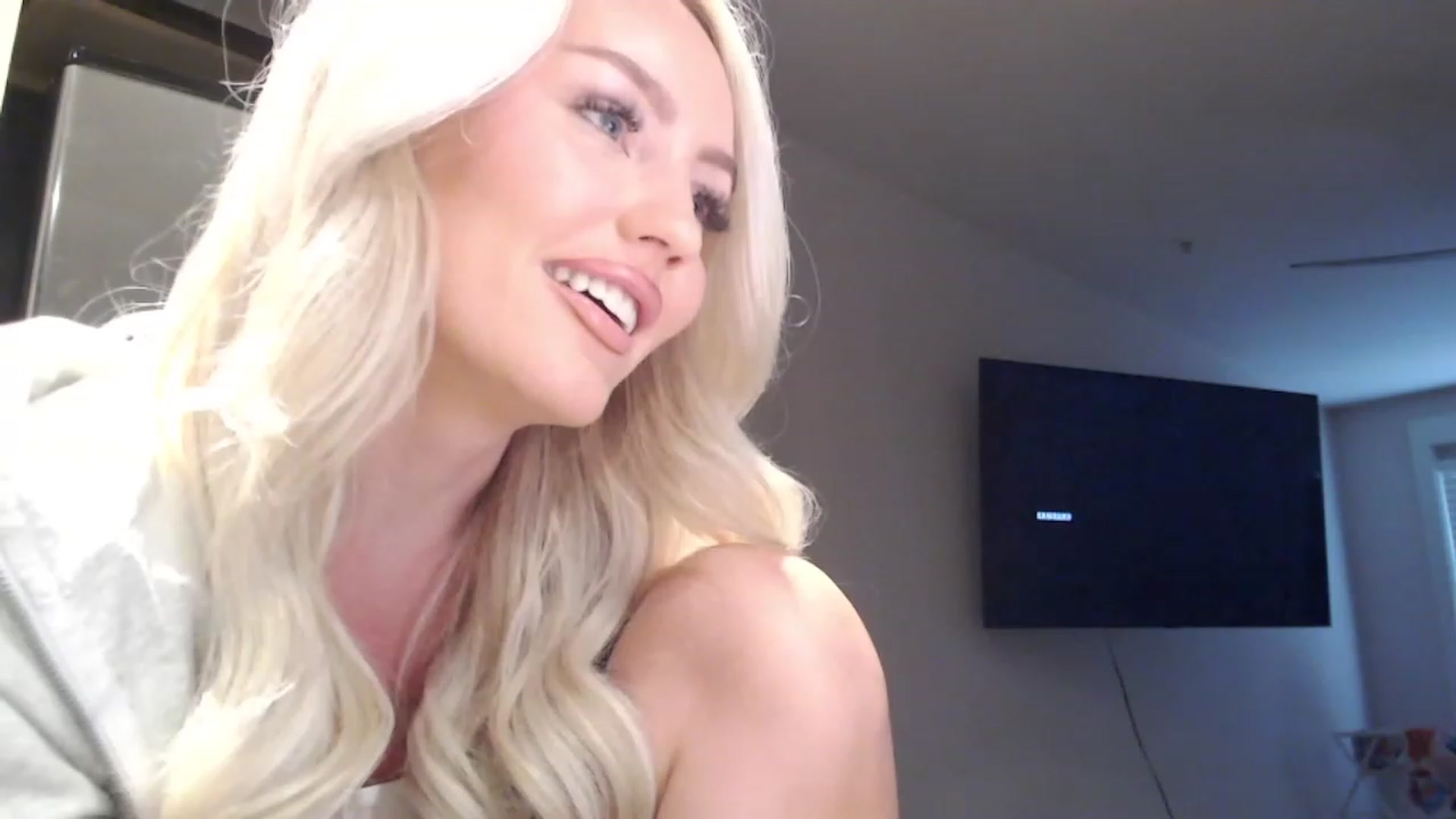 Gallery image thumbnail from Officialelsa's myfreecams stream on, 04/22/2023, 22:55 image 6 of 20