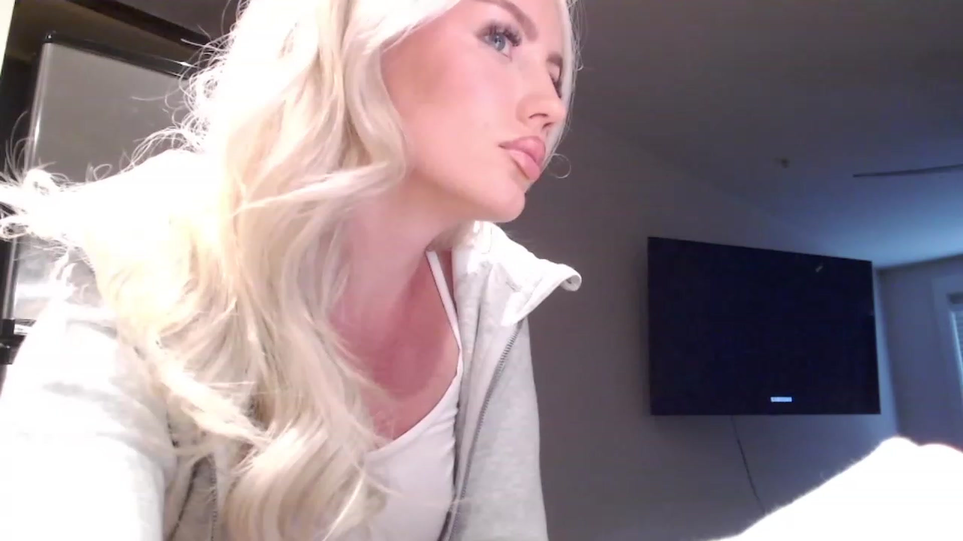 Gallery image thumbnail from Officialelsa's myfreecams stream on, 04/22/2023, 22:55 image 11 of 20