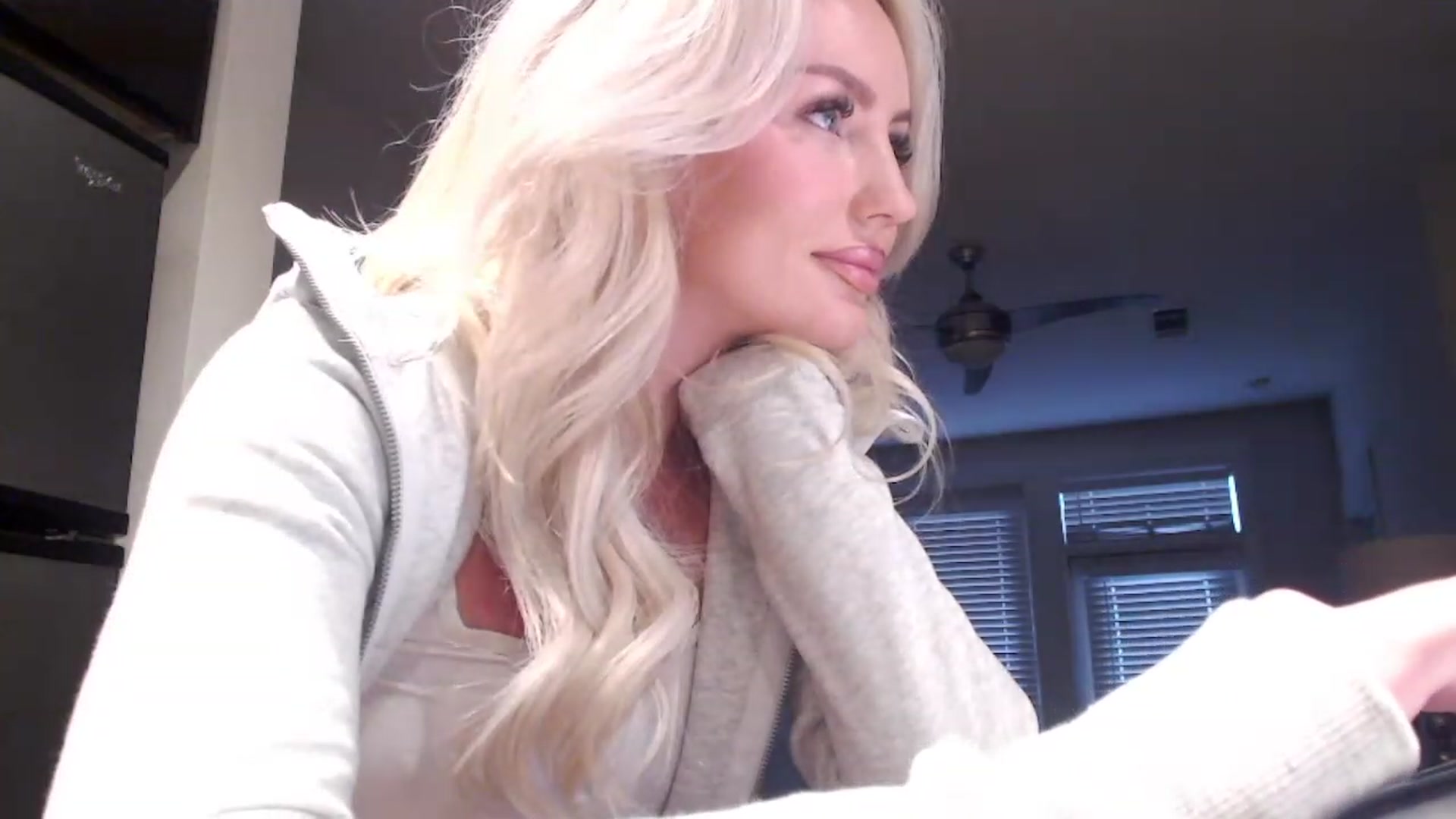 Gallery image thumbnail from Officialelsa's myfreecams stream on, 04/22/2023, 22:55 image 17 of 20