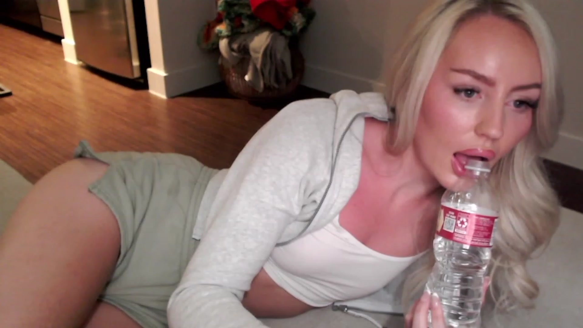 Gallery image thumbnail from Officialelsa's myfreecams stream on, 04/23/2023, 02:36 image 19 of 20