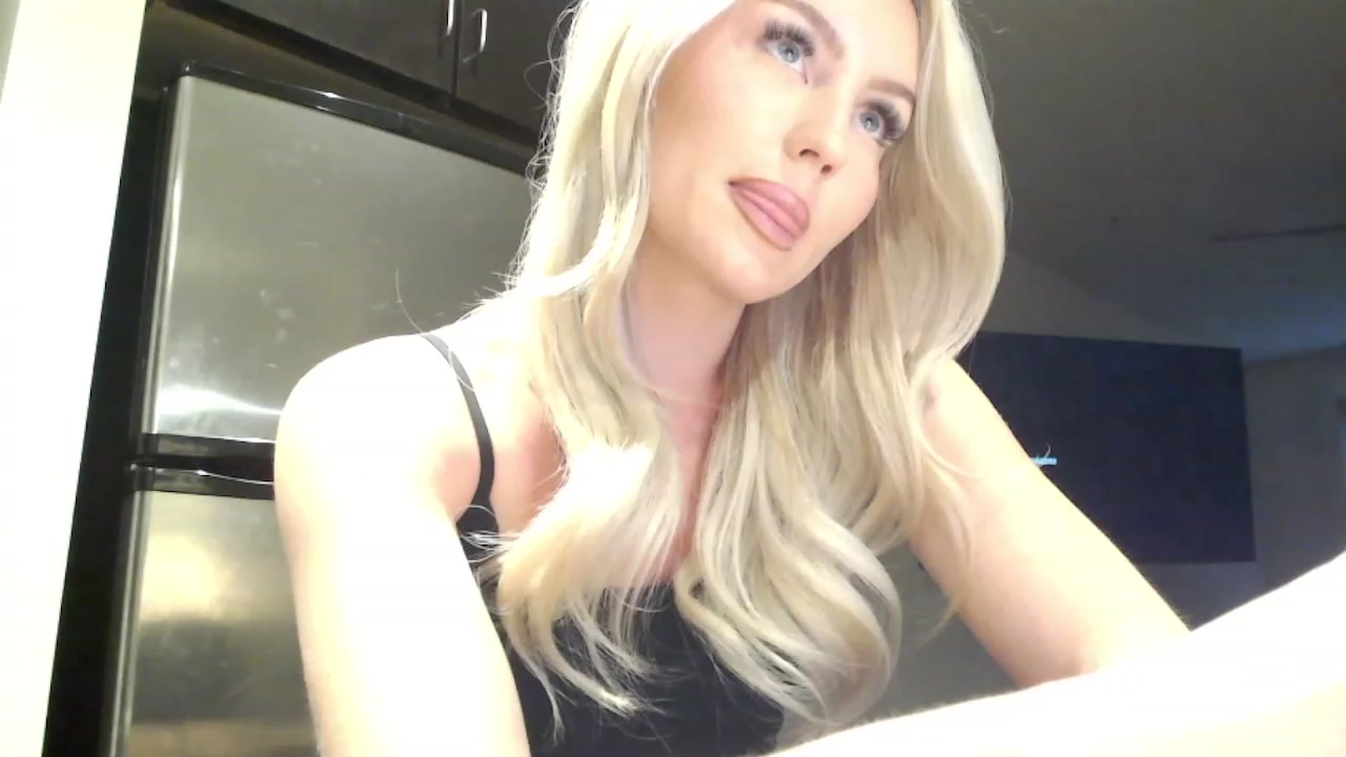 Gallery image thumbnail from Officialelsa's myfreecams stream on, 04/24/2023, 24:31 image 18 of 20