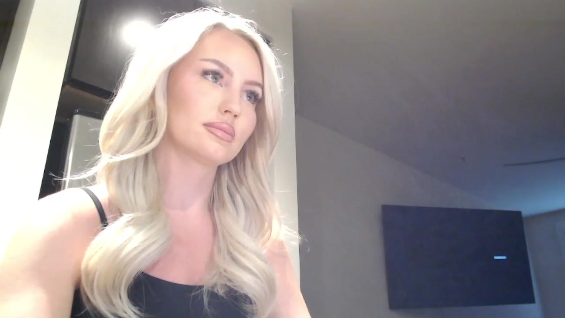 Gallery image thumbnail from Officialelsa's myfreecams stream on, 04/24/2023, 24:31 image 2 of 20