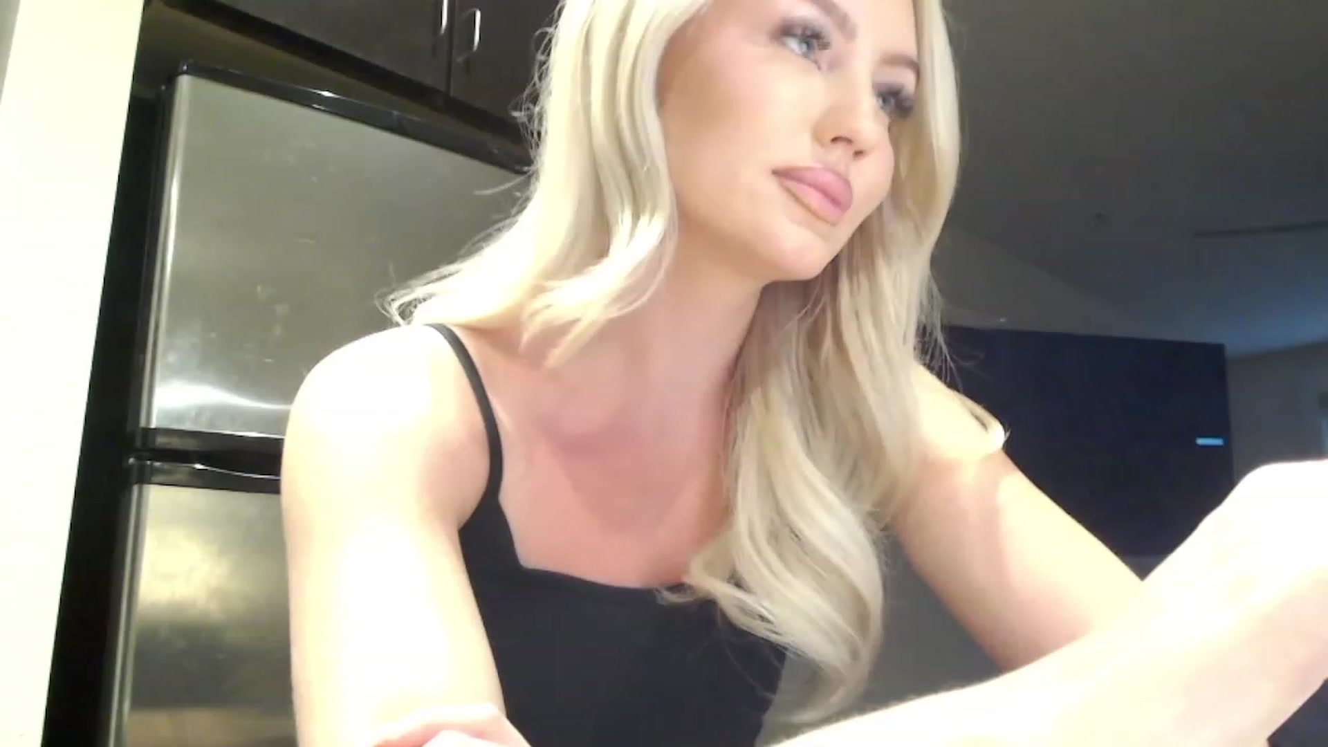 Gallery image thumbnail from Officialelsa's myfreecams stream on, 04/24/2023, 24:31 image 13 of 20