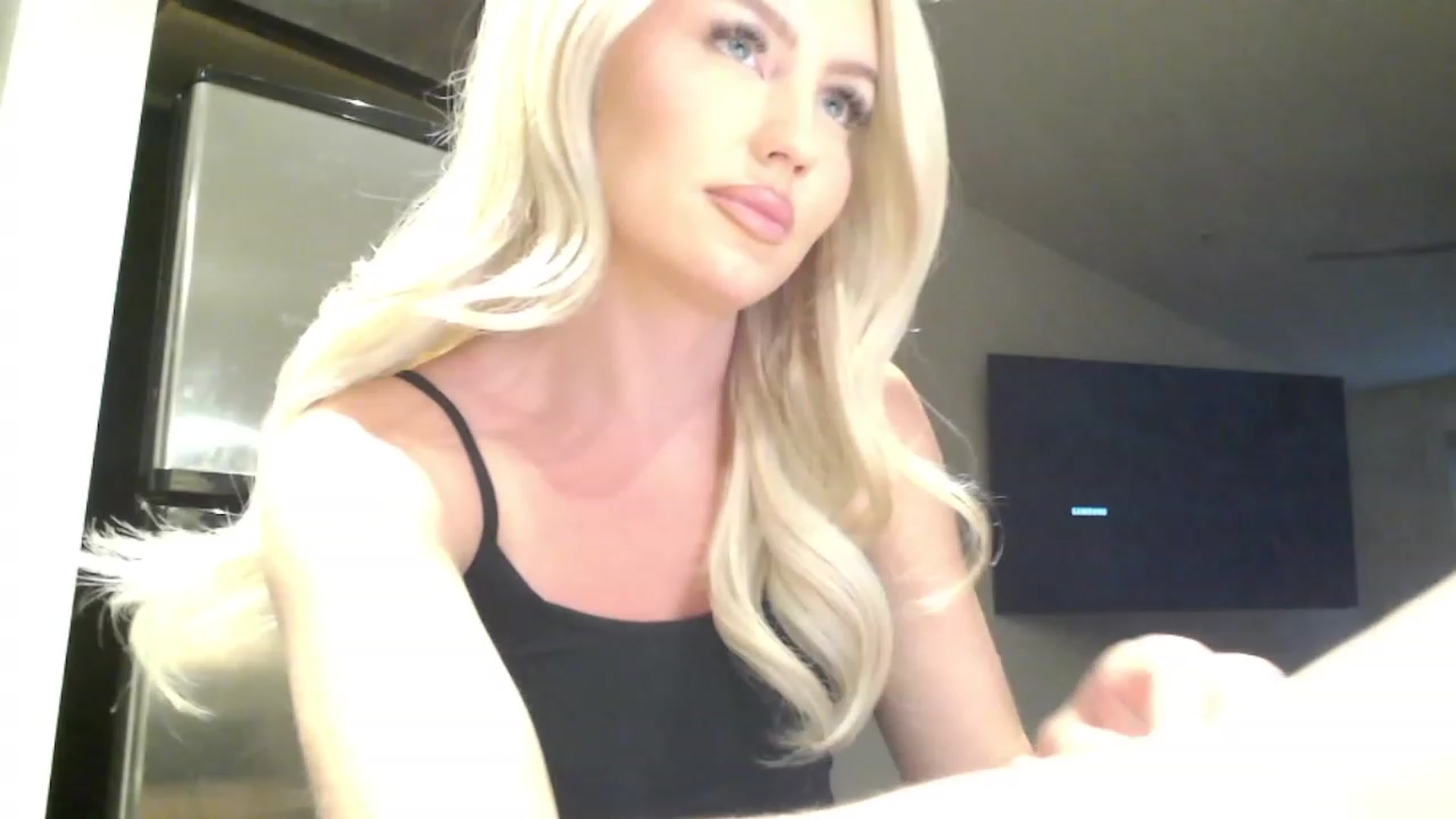 Gallery image thumbnail from Officialelsa's myfreecams stream on, 04/24/2023, 24:31 image 19 of 20