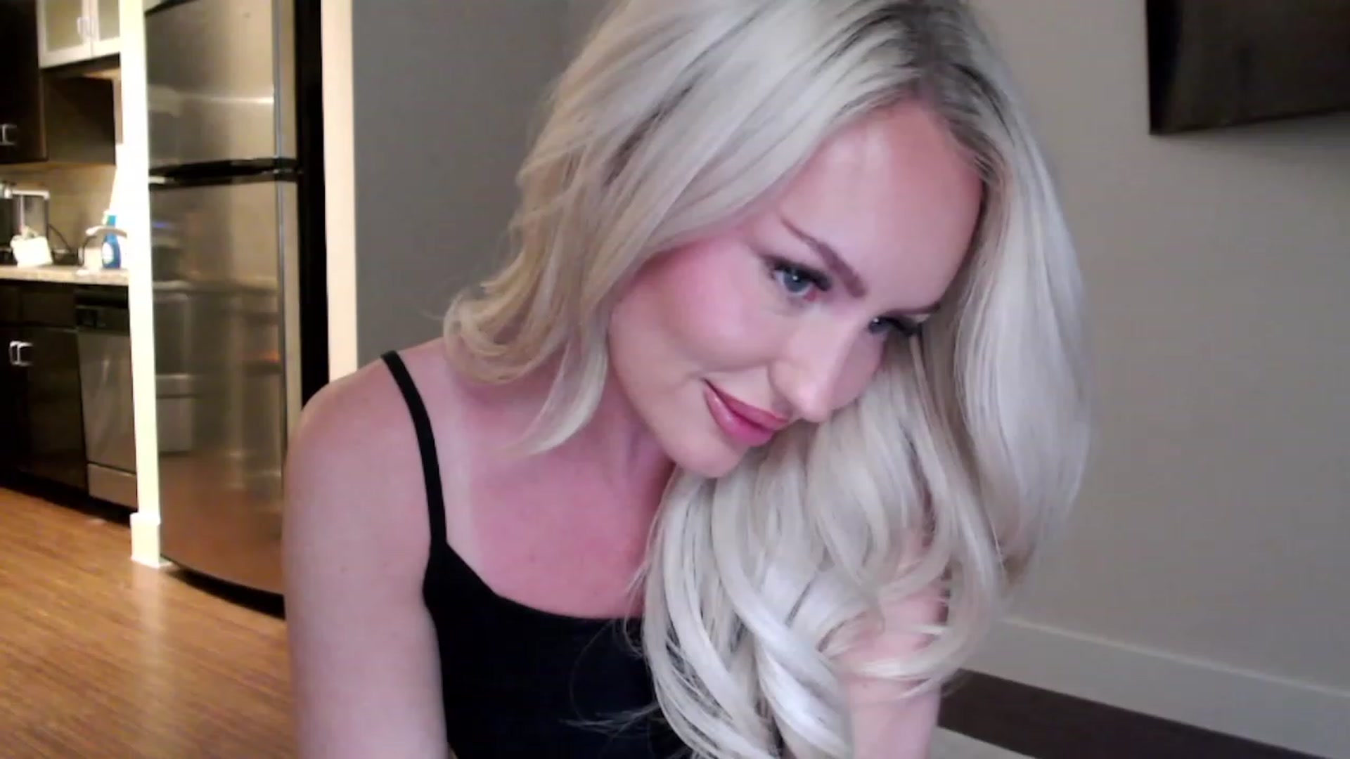 Gallery image thumbnail from Officialelsa's myfreecams stream on, 04/24/2023, 02:24 image 14 of 20