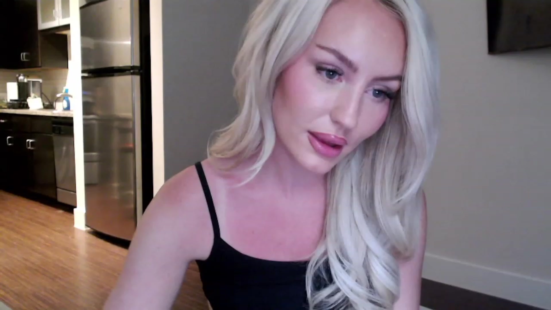 Gallery image thumbnail from Officialelsa's myfreecams stream on, 04/24/2023, 02:24 image 15 of 20