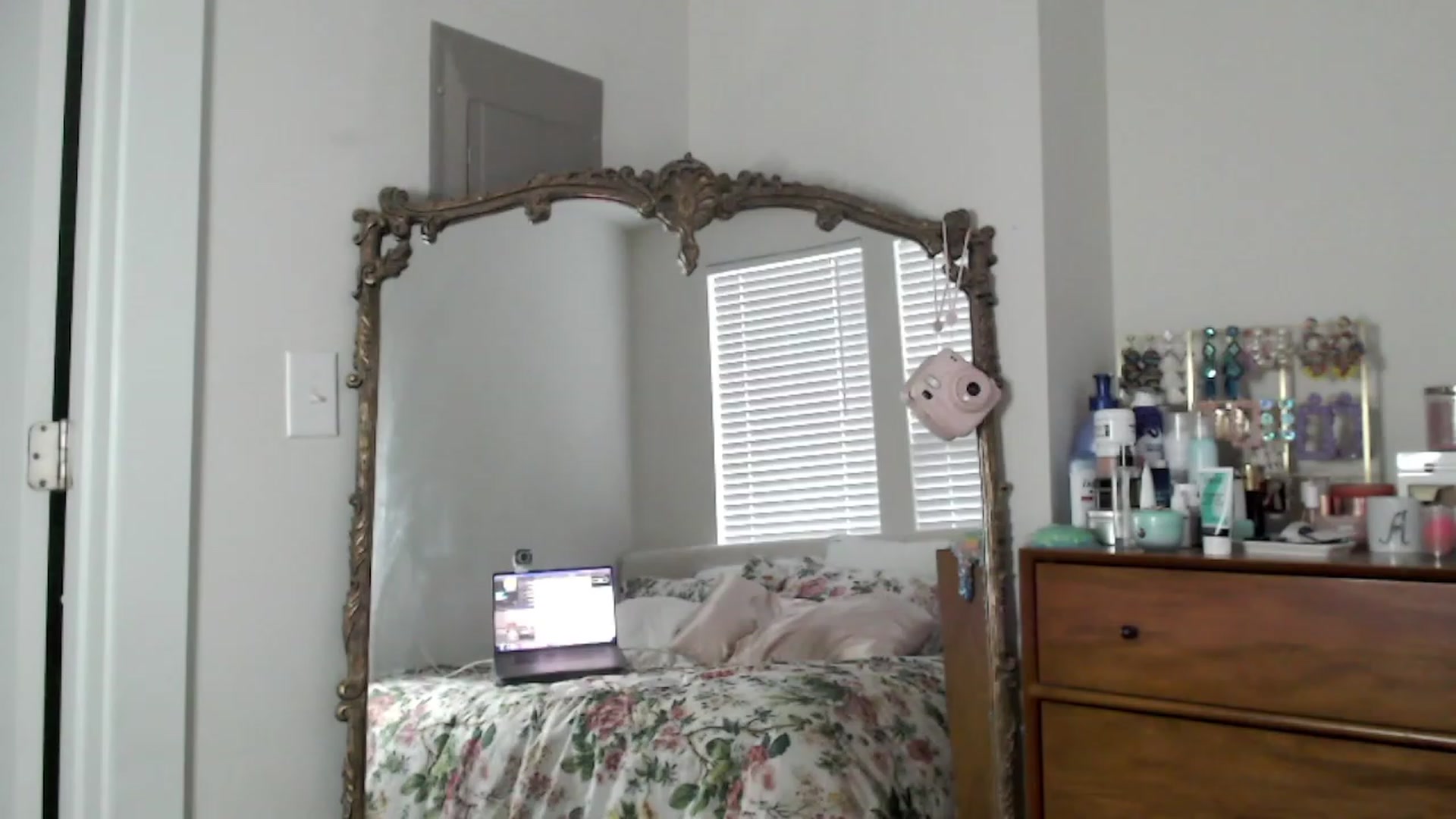 Gallery image thumbnail from Officialelsa's myfreecams stream on, 06/18/2023, 24:09 image 7 of 20