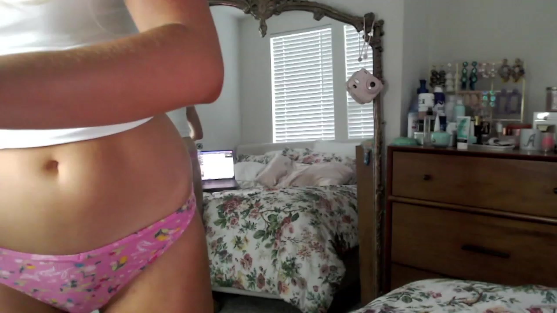 Gallery image thumbnail from Officialelsa's myfreecams stream on, 06/18/2023, 24:09 image 12 of 20