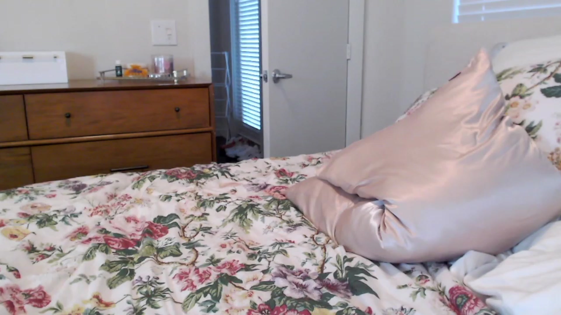Gallery image thumbnail from Officialelsa's myfreecams stream on, 07/16/2023, 01:40 image 10 of 20