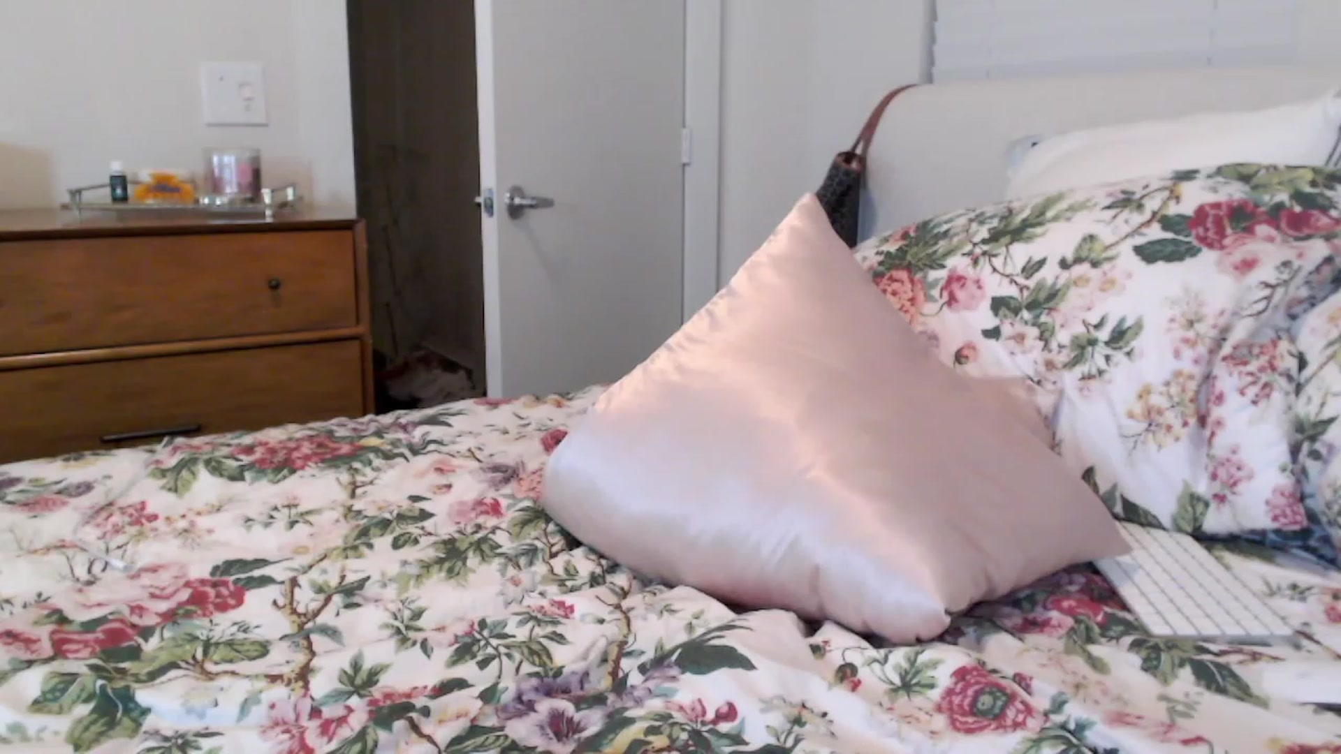 Gallery image thumbnail from Officialelsa's myfreecams stream on, 07/16/2023, 03:05 image 14 of 20