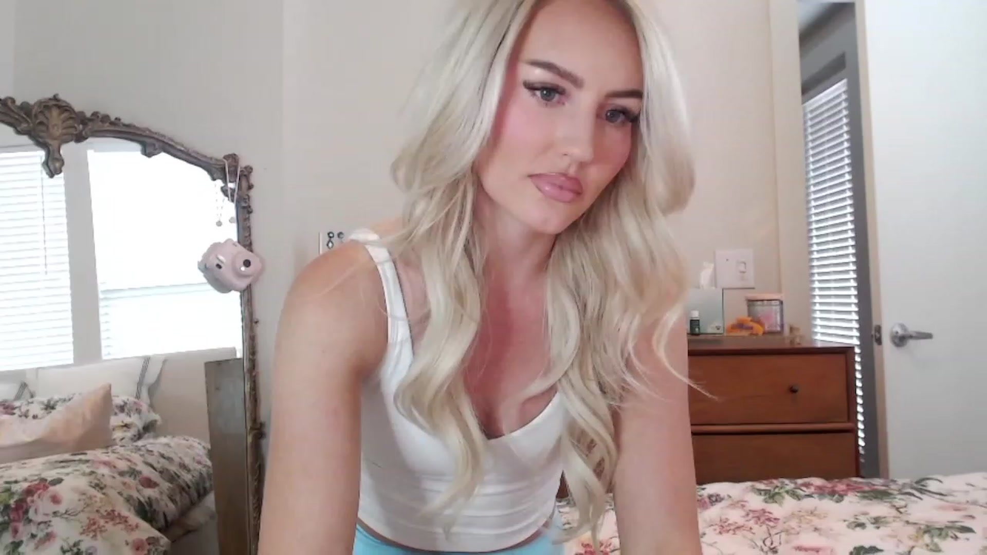 Gallery image thumbnail from Officialelsa's myfreecams stream on, 07/26/2023, 22:40 image 15 of 20